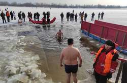 Водохреще в Києві: на Оболоні в ополонку пірнають кілька десятків сміливців (відео)