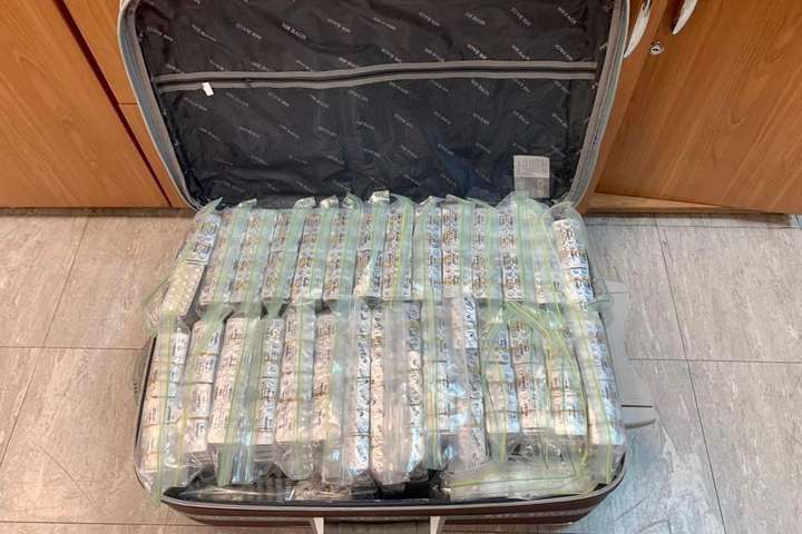 70 тис таблеток у валізі. Заарештовано громадянку України за контрабанду прекурсорів (фото)