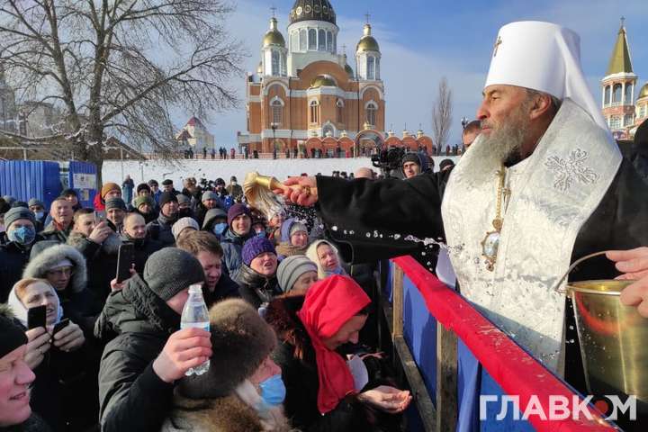 Коронавірусне хрещення. Московська церква зібрала сотню людей без масок біля Дніпра (фото) 