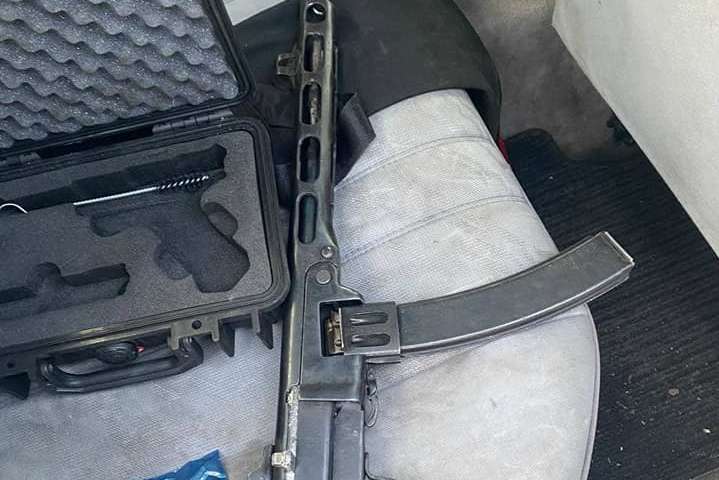 У Києві поліція виявила у водія автівки зброю та наркотики (фото)