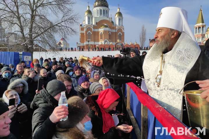 Коронавирусное крещение. Московская церковь собрала сотню людей без масок у Днепра (фото)