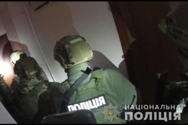 Спецназ затримав іноземців, які намагались пограбувати квартиру киянина (фото)