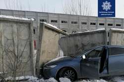 У Борисполі Mazda проломила бетонну огорожу (фото)