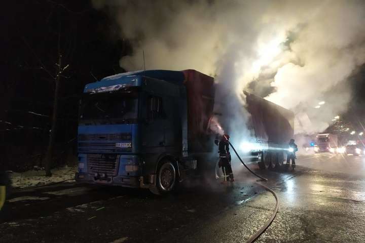 У Києві на ходу загорілась вантажівка (фото)