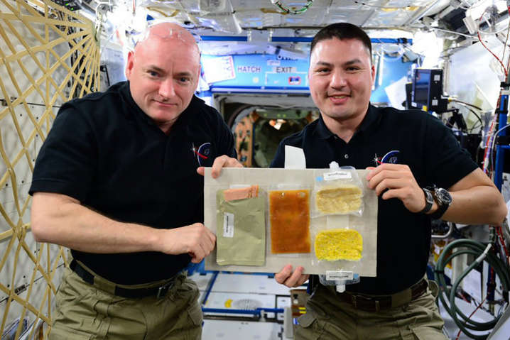 Американці годують російських космонавтів: у тих у космосі закінчилася їжа