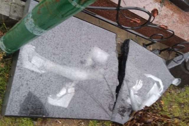 У Черкасах вандали трощать пам’ятники на могилах молодих дівчат (фото)