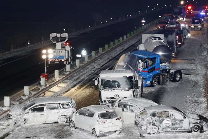 У Японії через сніговий шторм зіткнулись 134 автівки: фото