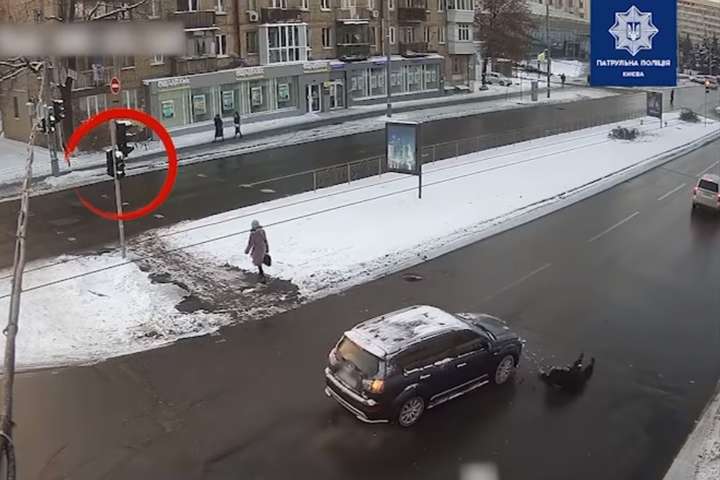 Автомобіль здійснив наїзд на жінку на регульованому пішохідному переході - У Києві на «зебрі» автомобіль збив жінку (відео)