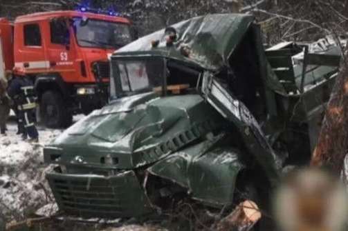 «Пасажирів із кузова порозкидало». На Львівщині перекинулася вантажівка з військовими, 13 з них постраждали (фото)