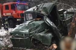 «Пасажирів із кузова порозкидало». На Львівщині перекинулася вантажівка з військовими, 13 з них постраждали (фото)