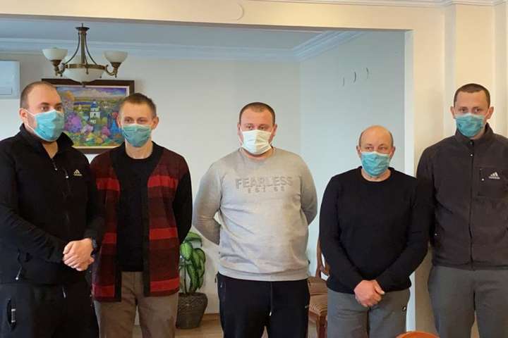 Аварія судна Arvin: п'ять врятованих моряків вилетіли в Україну