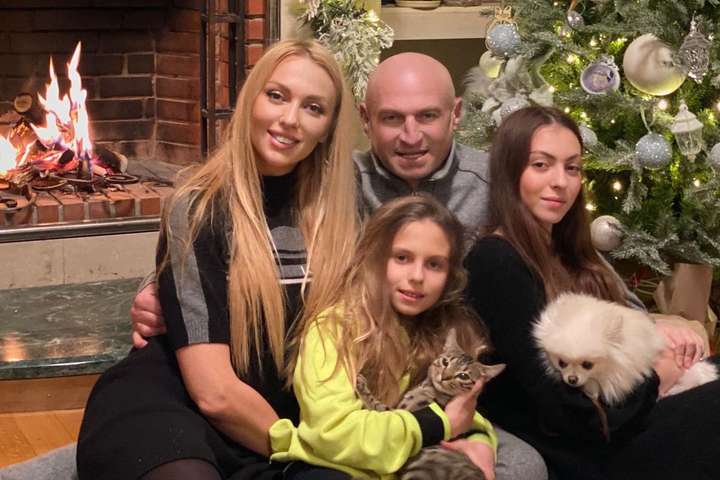 Певица Оля Полякова с семьей - Оля Полякова показала, как выглядит ее квартира в центре Киева (видео)
