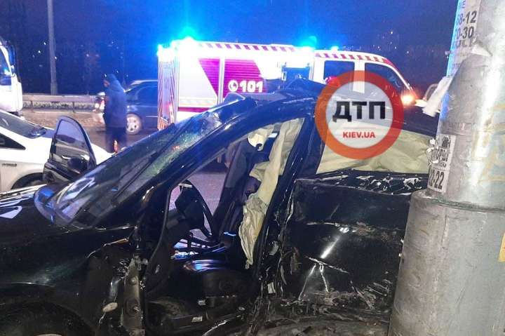 У Києві Mitsubishi врізався у стовп: водія без свідомості забрала «швидка» (фото, відео)