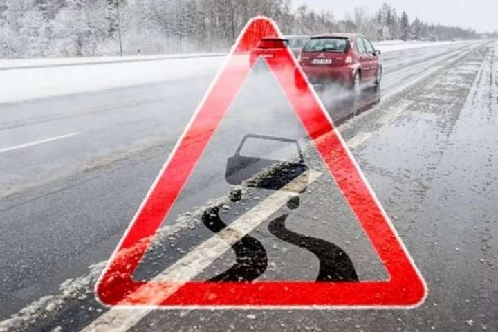 Попередження для водіїв: «Укравтодор» повідомляє про мокрі і засніжені дороги у п’яти областях