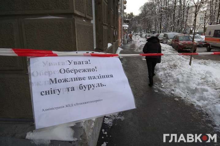 У Києві розгорнулась боротьба з крижаними бурульками (фото)
