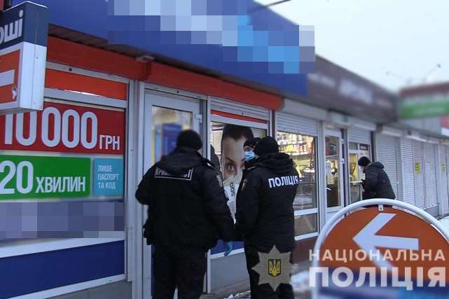 Молодик із ножем пограбував кредитну установу в Києві (фото, відео) 