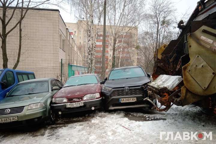 У центрі Києва сміттєвоз потрощив сім автомобілів (фото)