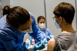 Covid-вакцинація: щеплювати від коронавірусу почали у 52 країнах світу