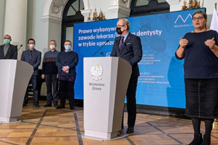 Перші українські лікарі отримали дозволи на роботу в Польщі за спрощеною процедурою (фото)