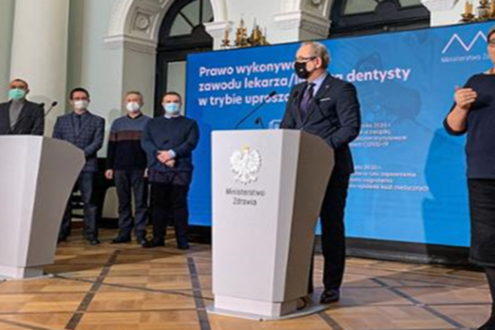Первые украинские врачи получили разрешения на работу в Польше по упрощенной процедуре (фото)