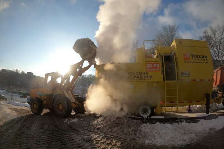 Машини, що «їдять» сніг: як у Києві працюють унікальні комплекси (відео)