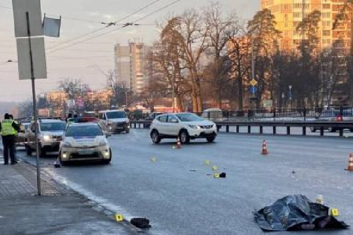 На в’їзді у Київ з боку Житомира бус насмерть збив жінку