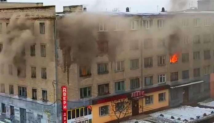 В Павлограде горит общежитие: жильцов срочно эвакуируют