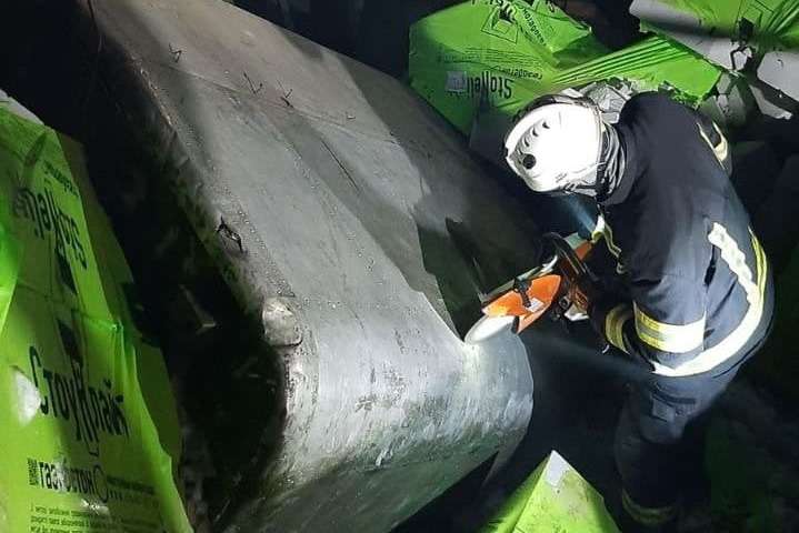 Рятувальники витягли двох чоловіків, які опинилися під завалами будівництва у Києві
