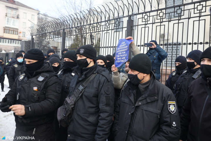 Під російським посольством у Києві – сутички через Навального (фото)