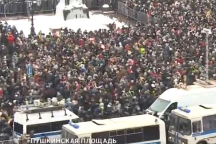 ЗМІ: В акціях протесту в Росії взяли участь понад 100 тисяч людей