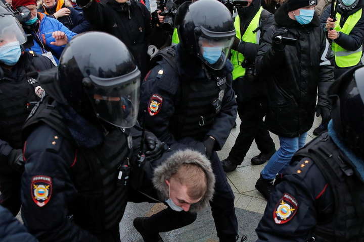 Україна засудила жорстке придушення протестів у Росії