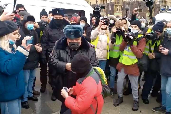 Жорстоке затримання дитини під час протестів у Москві стурбувало російського омбудсмена (відео)