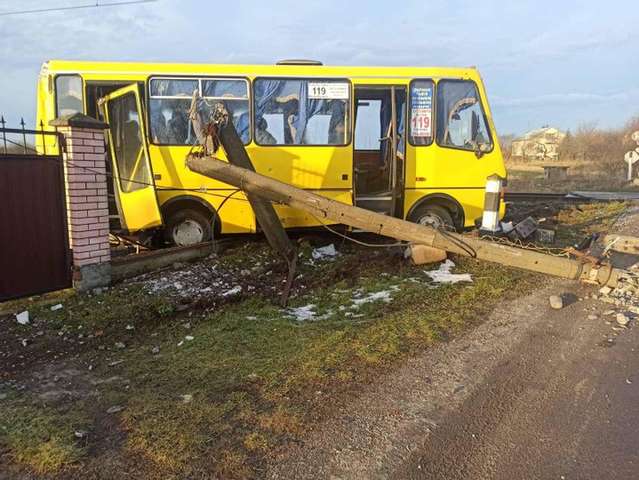 На Львовщине маршрутку с пассажирами сбил поезд: есть пострадавшие 