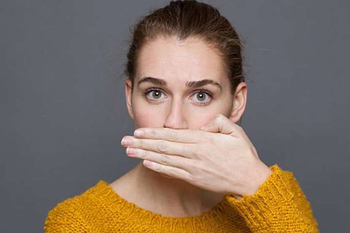Неприятный запах изо рта: почему мы ощущаем его в маске