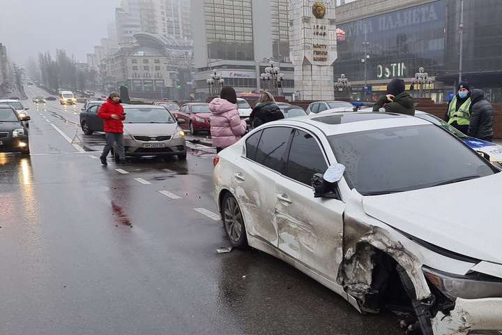 На площі Перемоги в Києві водій Infiniti протаранив шість автівок (фото, відео)