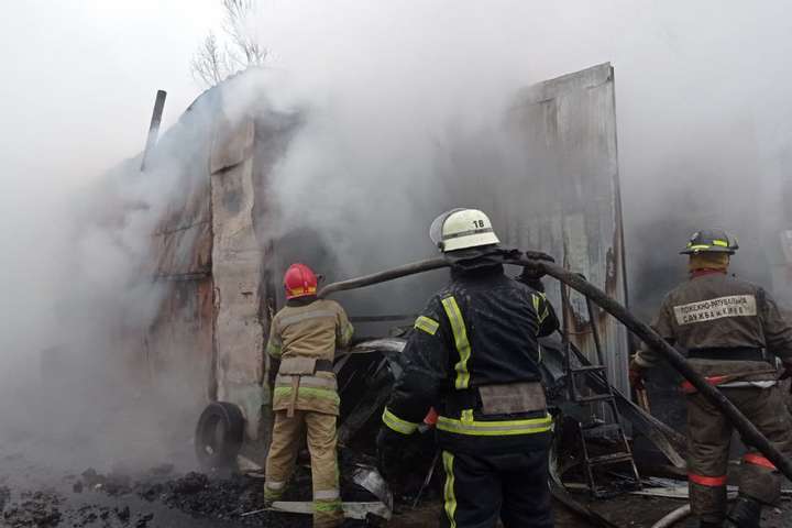 Масштабна пожежа в автопарку в Києві знищила декілька автомобілів (фото)