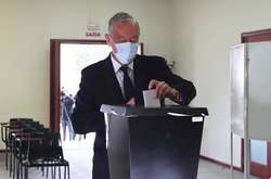  
 
 Марселу Ребелу де Соуза голосує на президентських виборах 
  
 
 