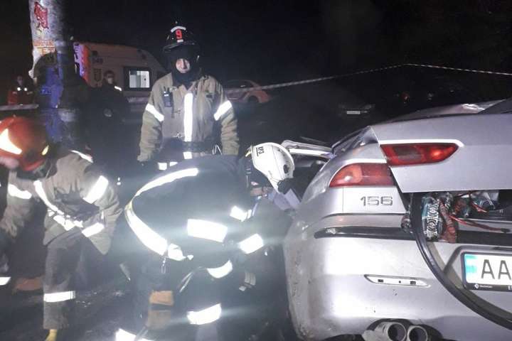 У Києві Alfa Romeo врізалась у стовп: водія діставали рятувальники (фото)