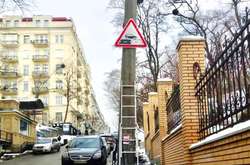 У Києві вперше в Україні встановили дорожні знаки «зміна покриття»