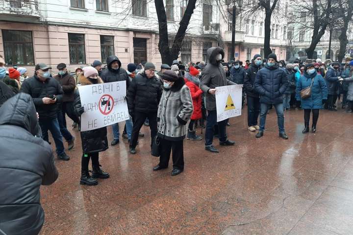 «Задихнись, але заплати»: у Чернівцях люди влаштували тарифний мітинг під ОДА (фото, відео)
