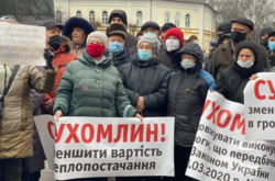 У Житомирі почалися дві акції протесту. Люди увірвалися до міськради (відео)