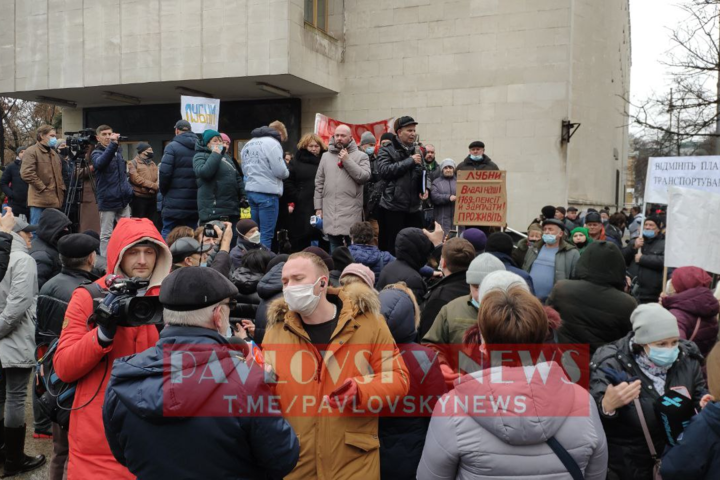 «Вимагаємо відставки уряду Шмигаля»: під Офісом президента зібрався масштабний мітинг проти тарифів