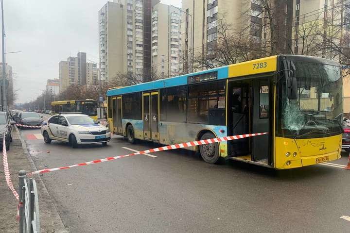 У Києві під колеса автобуса потрапив чоловік (фото, відео)