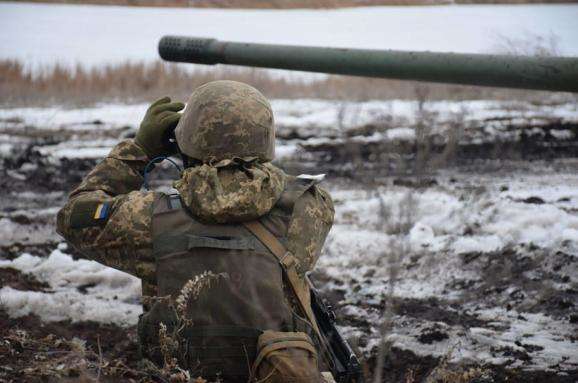 Обстрелы на Донбассе: тяжело ранен украинский боец