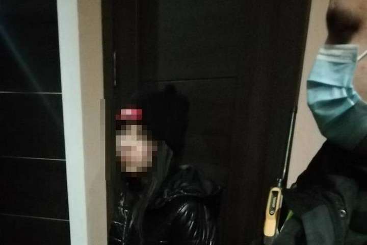 У центрі Києва дівчина вдарила ножем свого знайомого (фото)