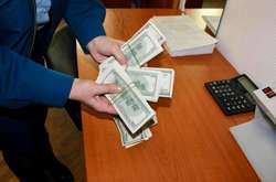 У «Борисполі» митники вилучили у пасажирки крупну партію валюти
