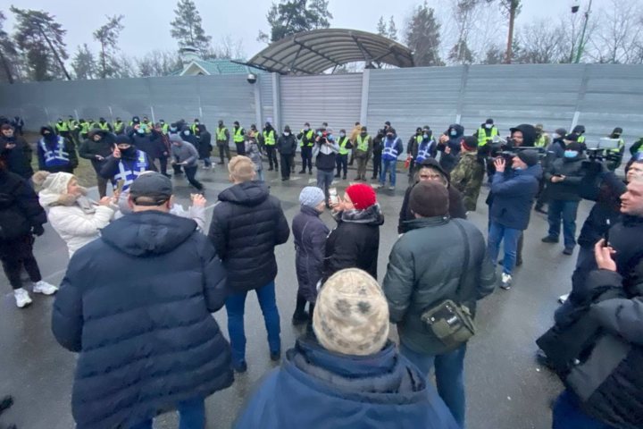 Тарифні протести: люди відвідали держдачу Зеленського у Конча-Заспі та залишили вітальну записку