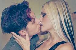  21-летний фотограф Бруклин Бекхэм и 26-летняя Никола Пельтц решились на интимную фотосессию 
  