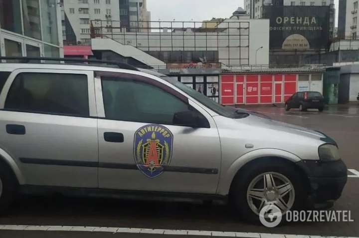 У Києві помітили автомобіль із емблемою підрозділу ФСБ Росії (фото)