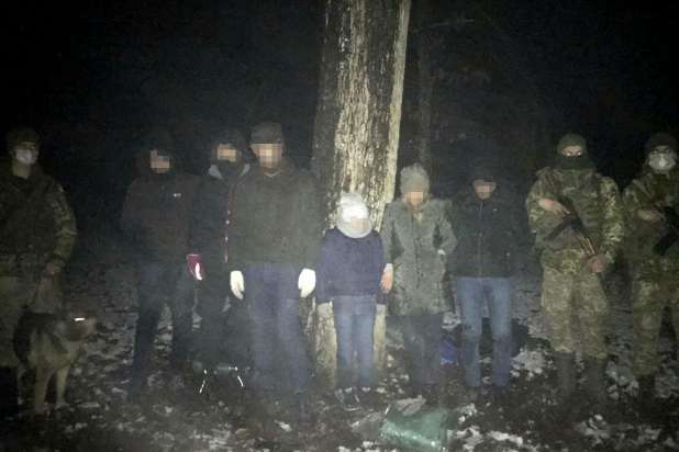 Шестеро іранців ховалися у лісі на кордоні зі Словаччиною (фото)